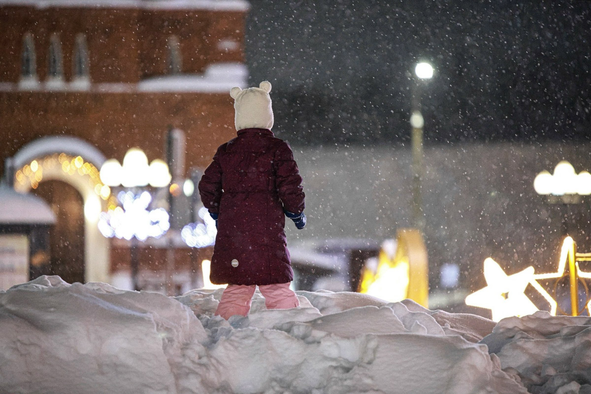 Минувшая и нынешняя зимы выдались аномальными. Но если начало 2025-го запомнилось апрельским вайбом, то старт 2026-го удивил небывалыми сугробами и морозами. Подобная разница не осталась незамеченной — владимирские фотографы поделились с «Ключ-Медиа» сравнительными кадрами двух таких непохожих друг на друга сезонов.