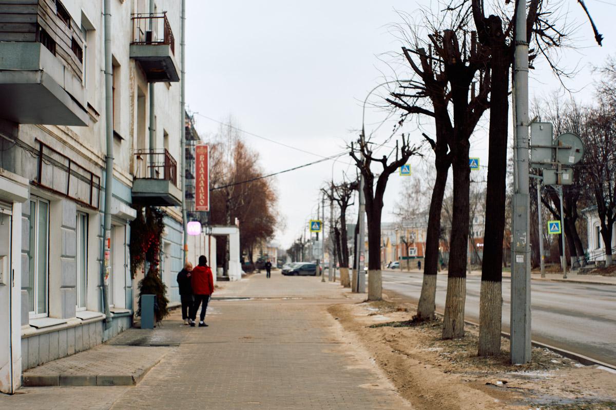 Минувшая и нынешняя зимы выдались аномальными. Но если начало 2025-го запомнилось апрельским вайбом, то старт 2026-го удивил небывалыми сугробами и морозами. Подобная разница не осталась незамеченной — владимирские фотографы поделились с «Ключ-Медиа» сравнительными кадрами двух таких непохожих друг на друга сезонов.