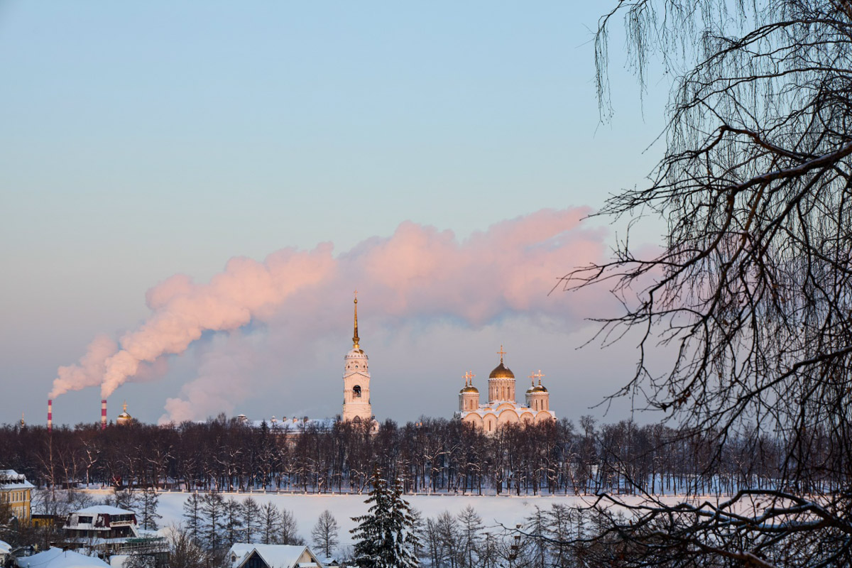 Минувшая и нынешняя зимы выдались аномальными. Но если начало 2025-го запомнилось апрельским вайбом, то старт 2026-го удивил небывалыми сугробами и морозами. Подобная разница не осталась незамеченной — владимирские фотографы поделились с «Ключ-Медиа» сравнительными кадрами двух таких непохожих друг на друга сезонов.