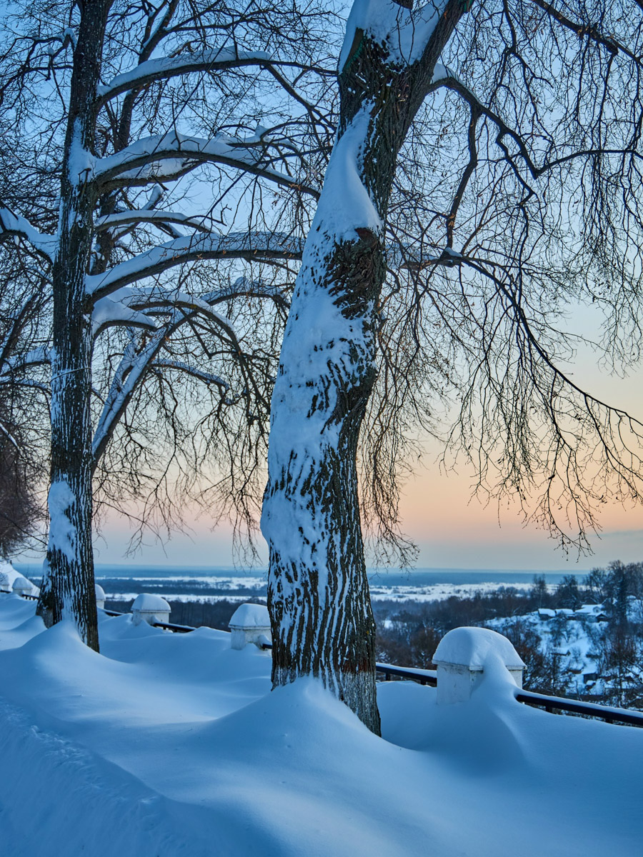 Минувшая и нынешняя зимы выдались аномальными. Но если начало 2025-го запомнилось апрельским вайбом, то старт 2026-го удивил небывалыми сугробами и морозами. Подобная разница не осталась незамеченной — владимирские фотографы поделились с «Ключ-Медиа» сравнительными кадрами двух таких непохожих друг на друга сезонов.