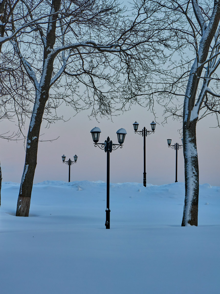 Минувшая и нынешняя зимы выдались аномальными. Но если начало 2025-го запомнилось апрельским вайбом, то старт 2026-го удивил небывалыми сугробами и морозами. Подобная разница не осталась незамеченной — владимирские фотографы поделились с «Ключ-Медиа» сравнительными кадрами двух таких непохожих друг на друга сезонов.