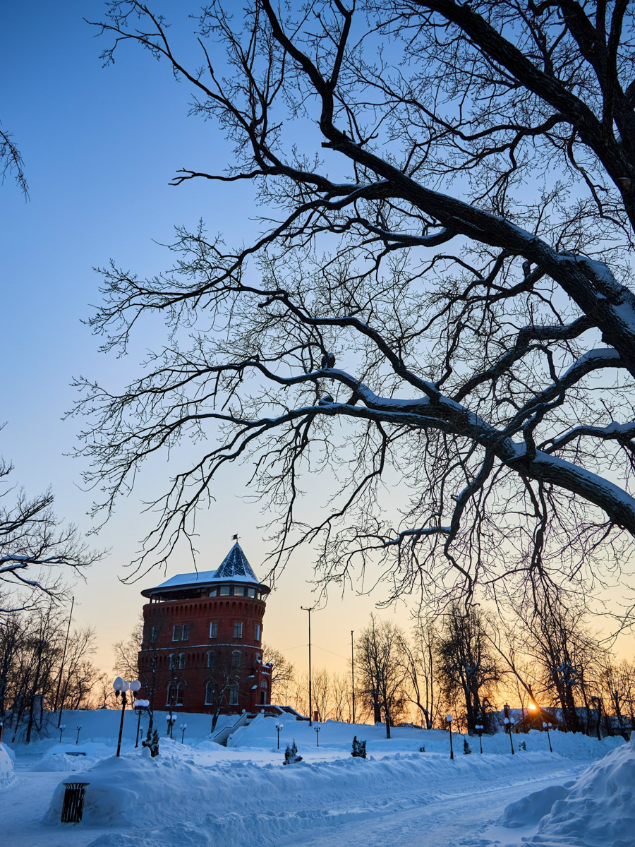 Минувшая и нынешняя зимы выдались аномальными. Но если начало 2025-го запомнилось апрельским вайбом, то старт 2026-го удивил небывалыми сугробами и морозами. Подобная разница не осталась незамеченной — владимирские фотографы поделились с «Ключ-Медиа» сравнительными кадрами двух таких непохожих друг на друга сезонов.
