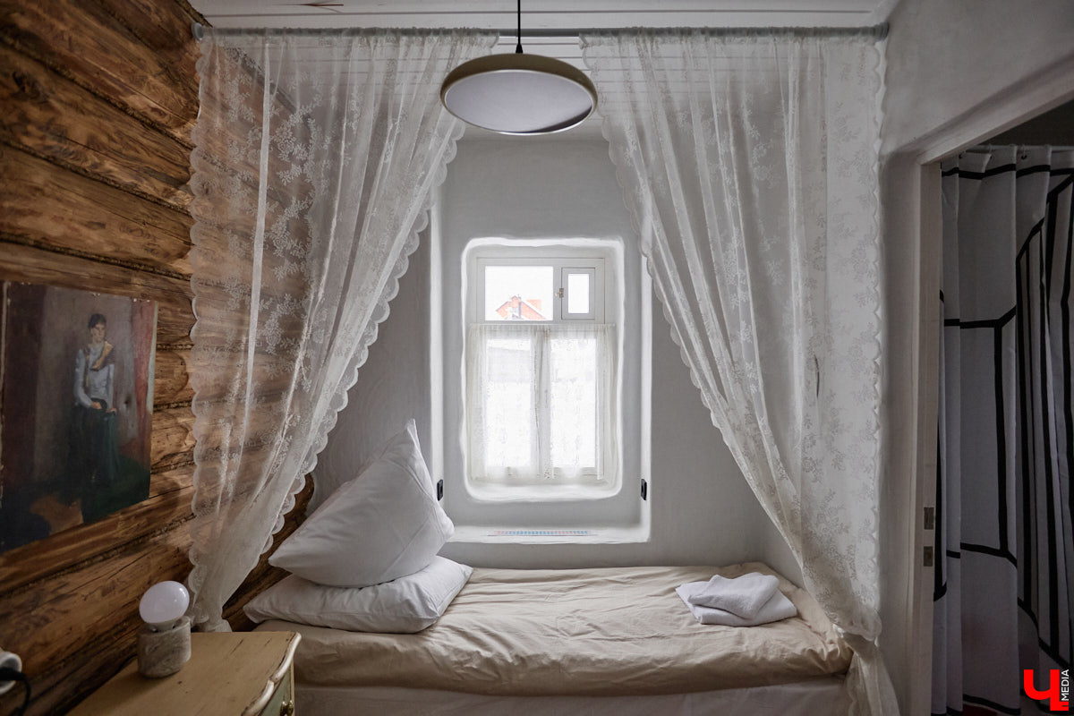 Дома Суздаля — отдельный вид искусства. В числе уникальных жилых зданий есть даже целая киноколлекция «Тарковский». Внучатая племянница режиссера Сергея Герасимова запустила в древнем городе проект, посвященный творчеству Андрея Арсеньевича. «Ключ-Медиа» удалось заглянуть в одно из трех строений — избу «Ностальгия».