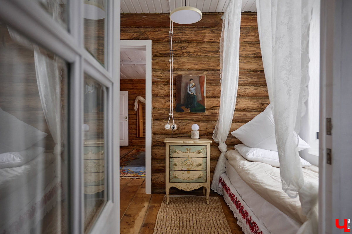 Дома Суздаля — отдельный вид искусства. В числе уникальных жилых зданий есть даже целая киноколлекция «Тарковский». Внучатая племянница режиссера Сергея Герасимова запустила в древнем городе проект, посвященный творчеству Андрея Арсеньевича. «Ключ-Медиа» удалось заглянуть в одно из трех строений — избу «Ностальгия».