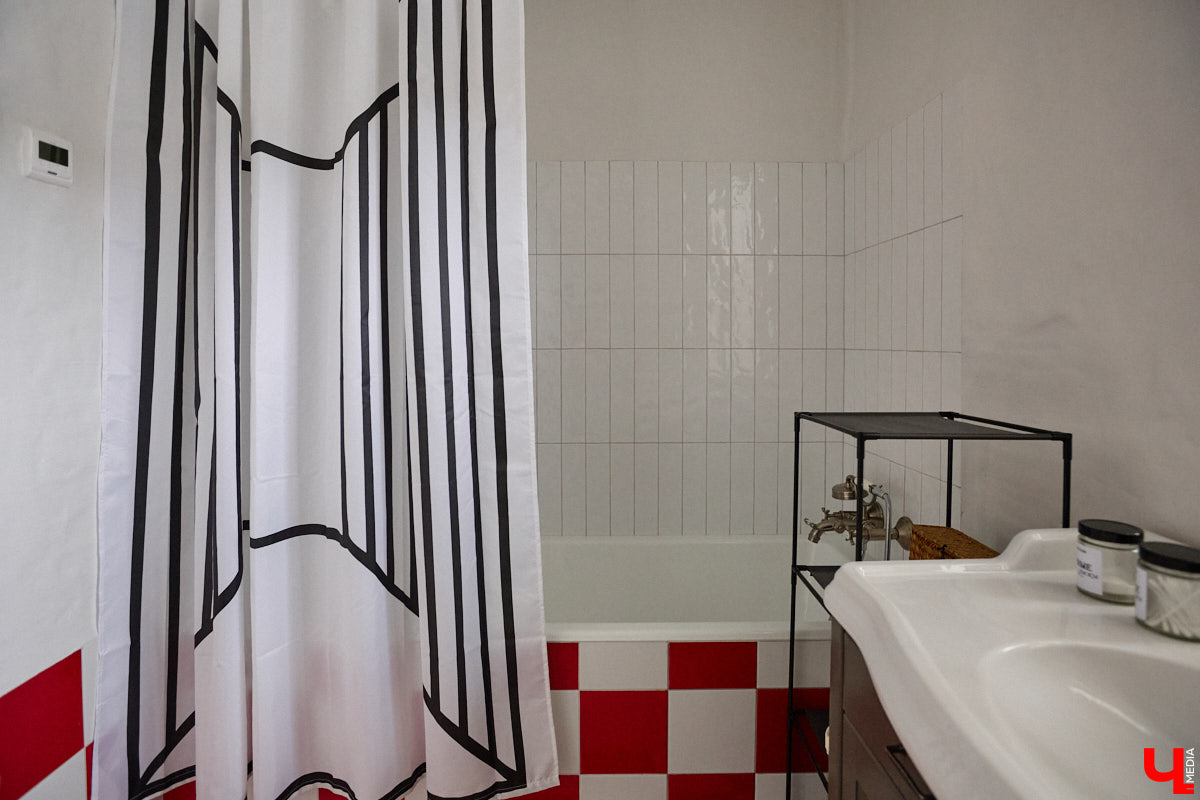 Дома Суздаля — отдельный вид искусства. В числе уникальных жилых зданий есть даже целая киноколлекция «Тарковский». Внучатая племянница режиссера Сергея Герасимова запустила в древнем городе проект, посвященный творчеству Андрея Арсеньевича. «Ключ-Медиа» удалось заглянуть в одно из трех строений — избу «Ностальгия».