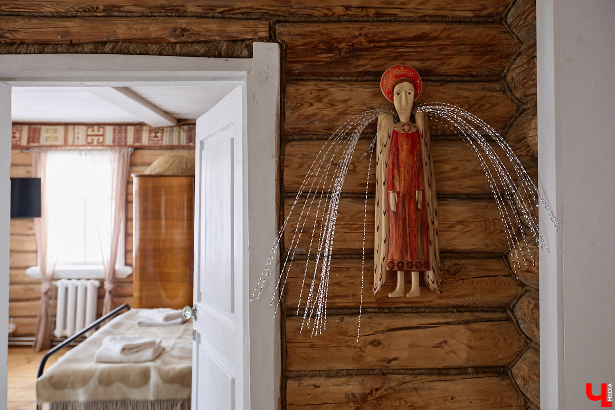 Дома Суздаля — отдельный вид искусства. В числе уникальных жилых зданий есть даже целая киноколлекция «Тарковский». Внучатая племянница режиссера Сергея Герасимова запустила в древнем городе проект, посвященный творчеству Андрея Арсеньевича. «Ключ-Медиа» удалось заглянуть в одно из трех строений — избу «Ностальгия».