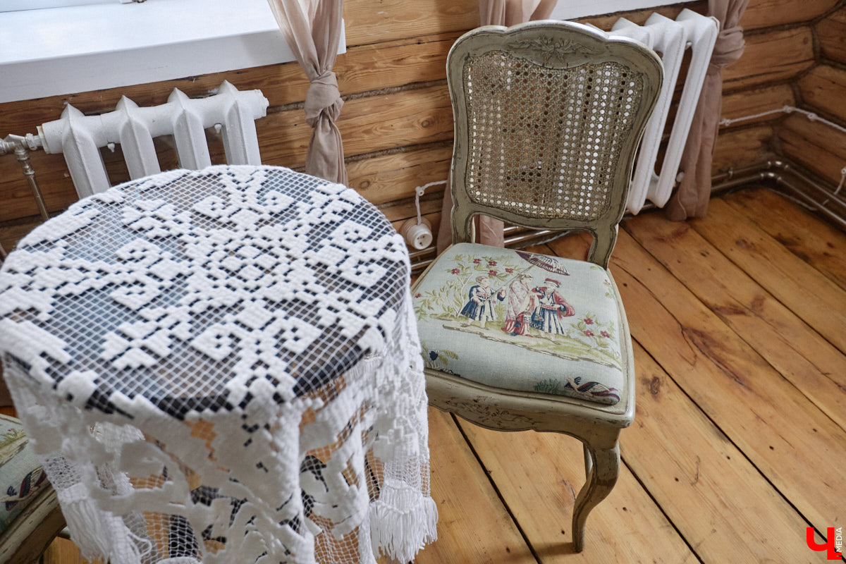 Дома Суздаля — отдельный вид искусства. В числе уникальных жилых зданий есть даже целая киноколлекция «Тарковский». Внучатая племянница режиссера Сергея Герасимова запустила в древнем городе проект, посвященный творчеству Андрея Арсеньевича. «Ключ-Медиа» удалось заглянуть в одно из трех строений — избу «Ностальгия».