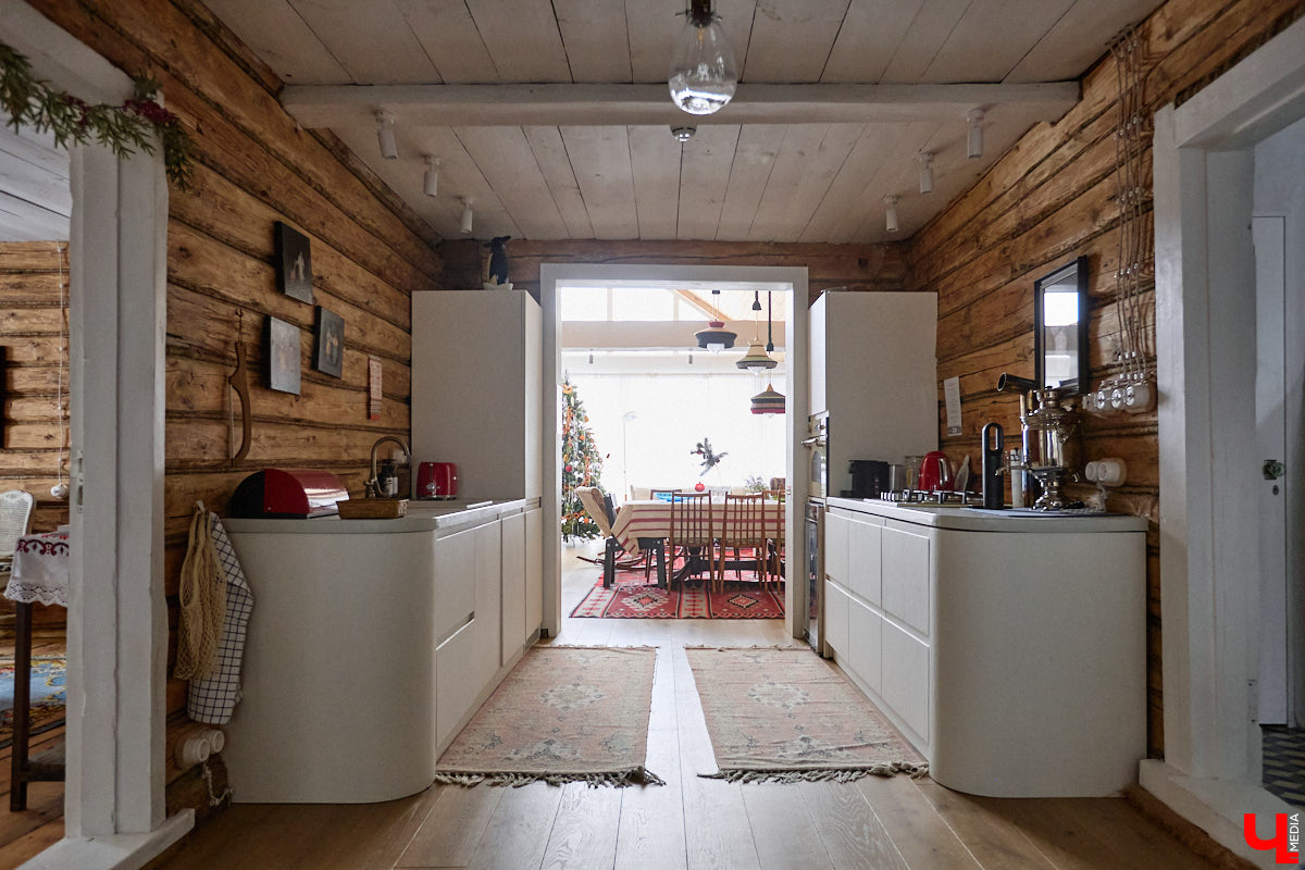 Дома Суздаля — отдельный вид искусства. В числе уникальных жилых зданий есть даже целая киноколлекция «Тарковский». Внучатая племянница режиссера Сергея Герасимова запустила в древнем городе проект, посвященный творчеству Андрея Арсеньевича. «Ключ-Медиа» удалось заглянуть в одно из трех строений — избу «Ностальгия».