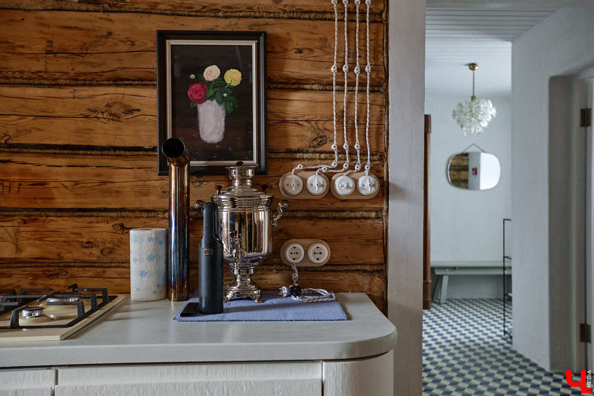 Дома Суздаля — отдельный вид искусства. В числе уникальных жилых зданий есть даже целая киноколлекция «Тарковский». Внучатая племянница режиссера Сергея Герасимова запустила в древнем городе проект, посвященный творчеству Андрея Арсеньевича. «Ключ-Медиа» удалось заглянуть в одно из трех строений — избу «Ностальгия».