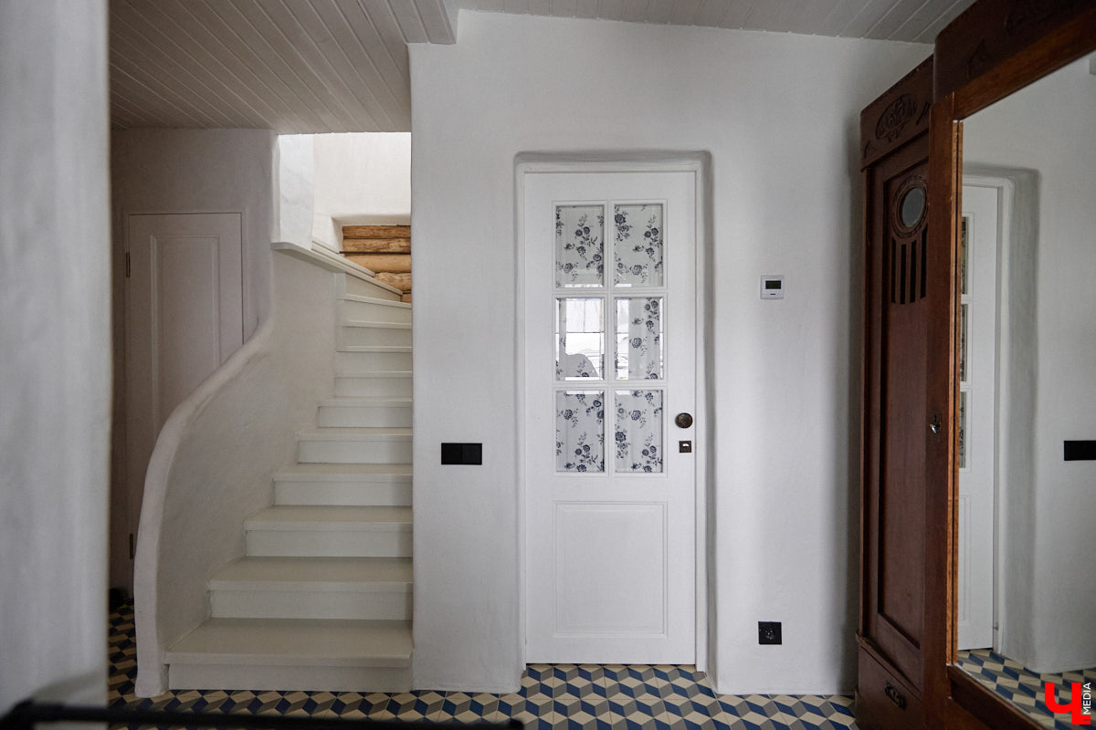 Дома Суздаля — отдельный вид искусства. В числе уникальных жилых зданий есть даже целая киноколлекция «Тарковский». Внучатая племянница режиссера Сергея Герасимова запустила в древнем городе проект, посвященный творчеству Андрея Арсеньевича. «Ключ-Медиа» удалось заглянуть в одно из трех строений — избу «Ностальгия».