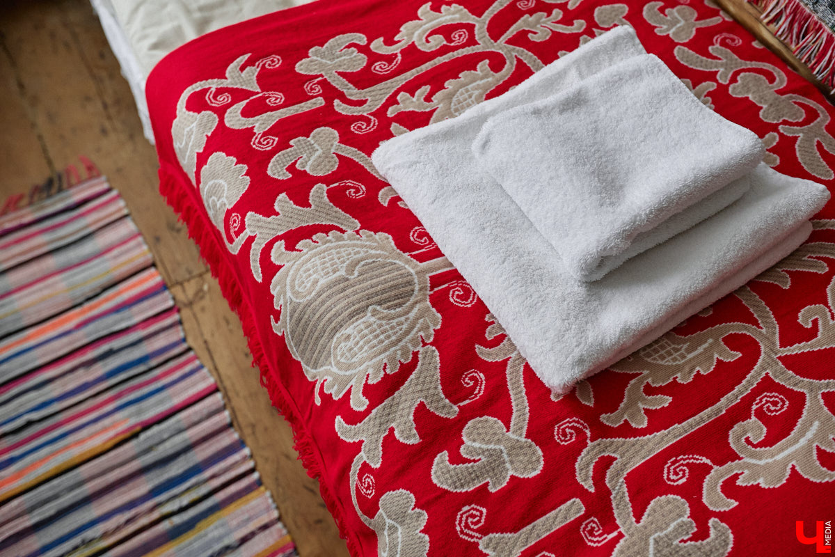 Дома Суздаля — отдельный вид искусства. В числе уникальных жилых зданий есть даже целая киноколлекция «Тарковский». Внучатая племянница режиссера Сергея Герасимова запустила в древнем городе проект, посвященный творчеству Андрея Арсеньевича. «Ключ-Медиа» удалось заглянуть в одно из трех строений — избу «Ностальгия».