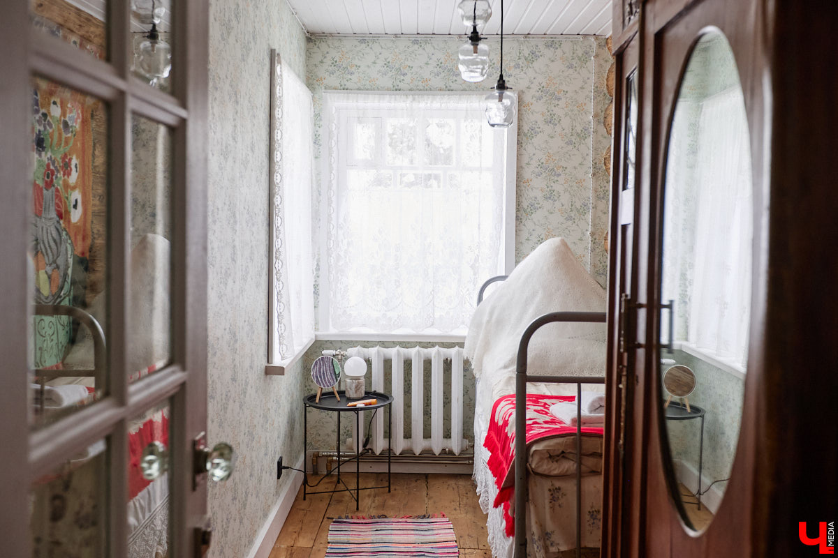 Дома Суздаля — отдельный вид искусства. В числе уникальных жилых зданий есть даже целая киноколлекция «Тарковский». Внучатая племянница режиссера Сергея Герасимова запустила в древнем городе проект, посвященный творчеству Андрея Арсеньевича. «Ключ-Медиа» удалось заглянуть в одно из трех строений — избу «Ностальгия».