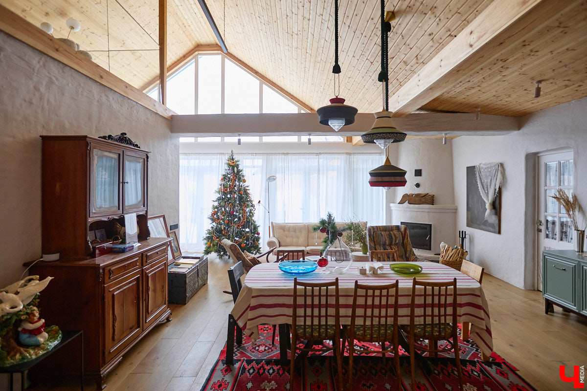 Дома Суздаля — отдельный вид искусства. В числе уникальных жилых зданий есть даже целая киноколлекция «Тарковский». Внучатая племянница режиссера Сергея Герасимова запустила в древнем городе проект, посвященный творчеству Андрея Арсеньевича. «Ключ-Медиа» удалось заглянуть в одно из трех строений — избу «Ностальгия».