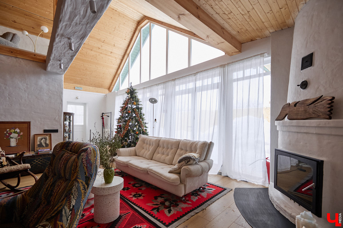 Дома Суздаля — отдельный вид искусства. В числе уникальных жилых зданий есть даже целая киноколлекция «Тарковский». Внучатая племянница режиссера Сергея Герасимова запустила в древнем городе проект, посвященный творчеству Андрея Арсеньевича. «Ключ-Медиа» удалось заглянуть в одно из трех строений — избу «Ностальгия».