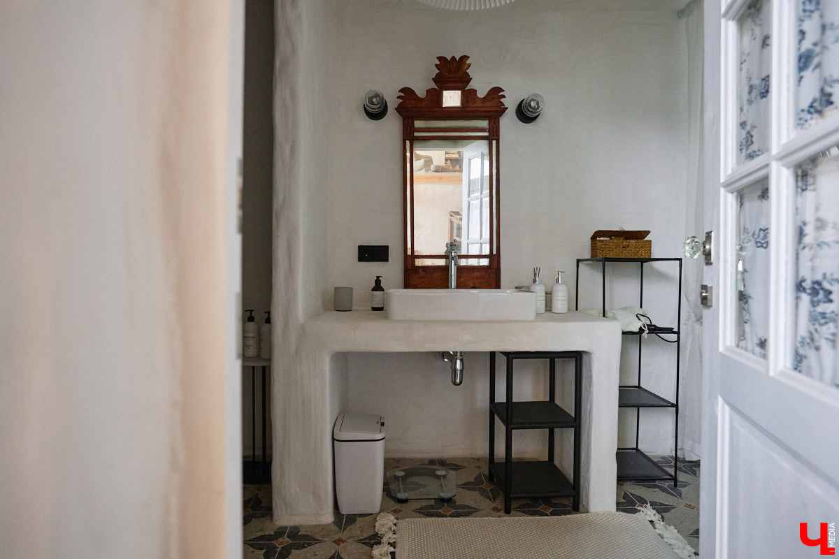 Дома Суздаля — отдельный вид искусства. В числе уникальных жилых зданий есть даже целая киноколлекция «Тарковский». Внучатая племянница режиссера Сергея Герасимова запустила в древнем городе проект, посвященный творчеству Андрея Арсеньевича. «Ключ-Медиа» удалось заглянуть в одно из трех строений — избу «Ностальгия».