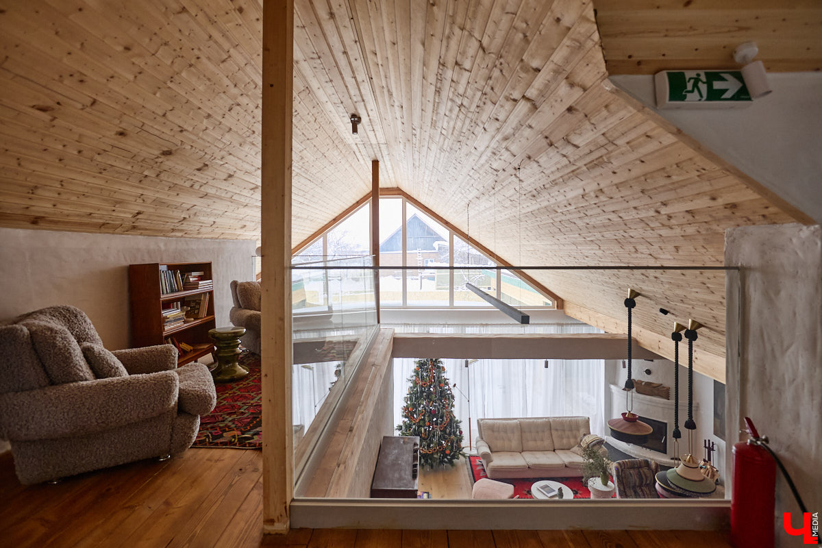 Дома Суздаля — отдельный вид искусства. В числе уникальных жилых зданий есть даже целая киноколлекция «Тарковский». Внучатая племянница режиссера Сергея Герасимова запустила в древнем городе проект, посвященный творчеству Андрея Арсеньевича. «Ключ-Медиа» удалось заглянуть в одно из трех строений — избу «Ностальгия».