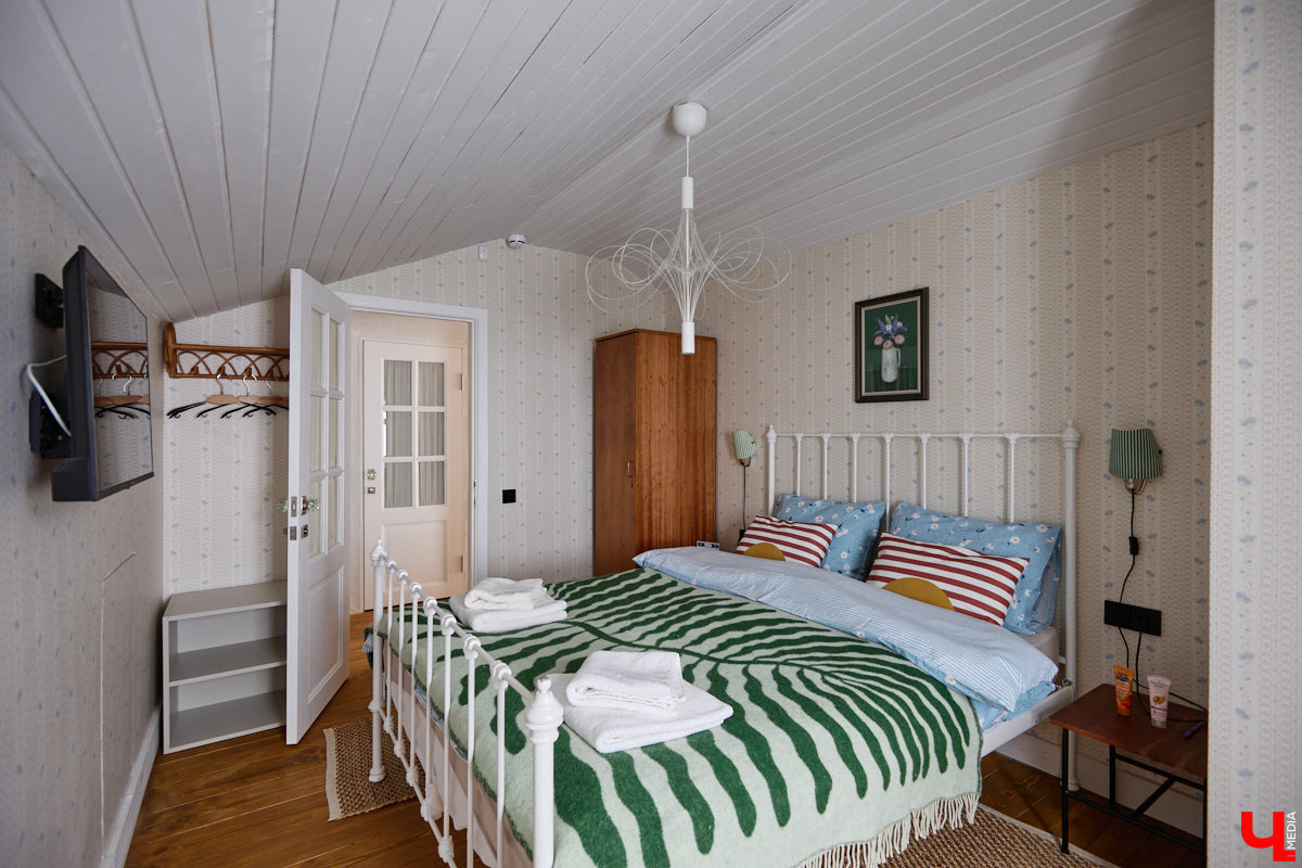 Дома Суздаля — отдельный вид искусства. В числе уникальных жилых зданий есть даже целая киноколлекция «Тарковский». Внучатая племянница режиссера Сергея Герасимова запустила в древнем городе проект, посвященный творчеству Андрея Арсеньевича. «Ключ-Медиа» удалось заглянуть в одно из трех строений — избу «Ностальгия».