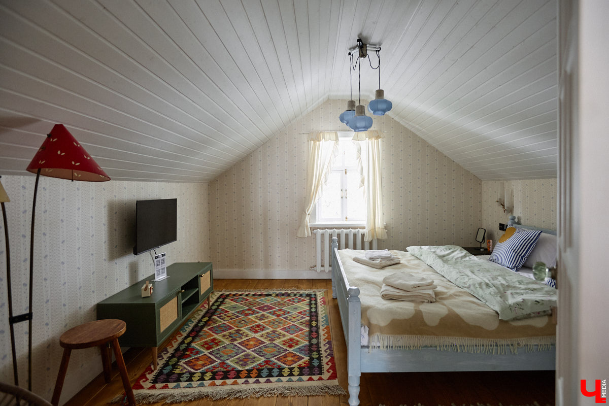 Дома Суздаля — отдельный вид искусства. В числе уникальных жилых зданий есть даже целая киноколлекция «Тарковский». Внучатая племянница режиссера Сергея Герасимова запустила в древнем городе проект, посвященный творчеству Андрея Арсеньевича. «Ключ-Медиа» удалось заглянуть в одно из трех строений — избу «Ностальгия».