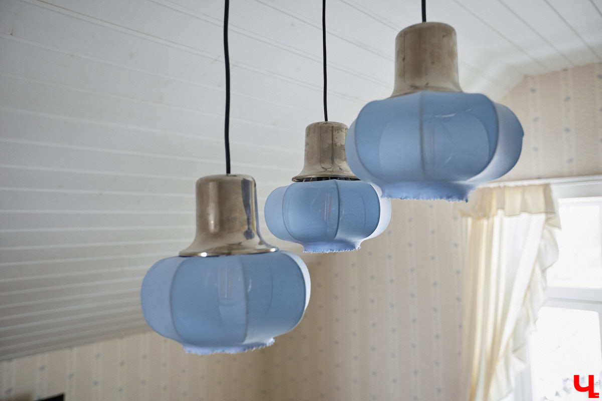 Дома Суздаля — отдельный вид искусства. В числе уникальных жилых зданий есть даже целая киноколлекция «Тарковский». Внучатая племянница режиссера Сергея Герасимова запустила в древнем городе проект, посвященный творчеству Андрея Арсеньевича. «Ключ-Медиа» удалось заглянуть в одно из трех строений — избу «Ностальгия».