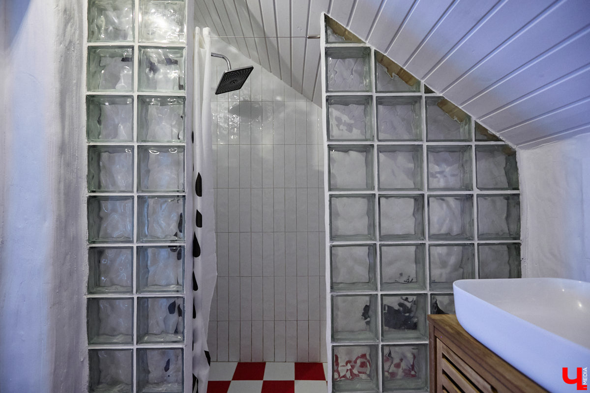 Дома Суздаля — отдельный вид искусства. В числе уникальных жилых зданий есть даже целая киноколлекция «Тарковский». Внучатая племянница режиссера Сергея Герасимова запустила в древнем городе проект, посвященный творчеству Андрея Арсеньевича. «Ключ-Медиа» удалось заглянуть в одно из трех строений — избу «Ностальгия».