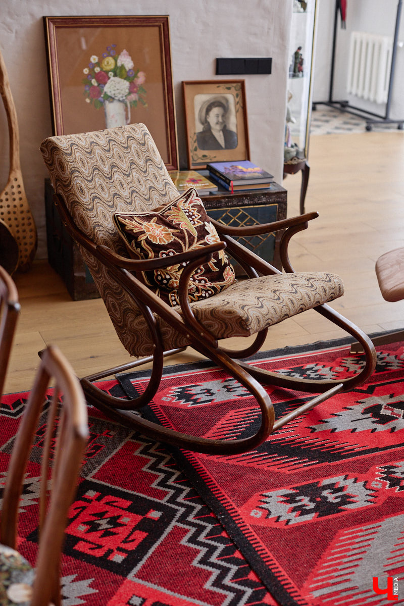 Дома Суздаля — отдельный вид искусства. В числе уникальных жилых зданий есть даже целая киноколлекция «Тарковский». Внучатая племянница режиссера Сергея Герасимова запустила в древнем городе проект, посвященный творчеству Андрея Арсеньевича. «Ключ-Медиа» удалось заглянуть в одно из трех строений — избу «Ностальгия».