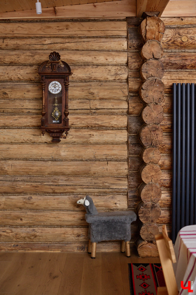 Дома Суздаля — отдельный вид искусства. В числе уникальных жилых зданий есть даже целая киноколлекция «Тарковский». Внучатая племянница режиссера Сергея Герасимова запустила в древнем городе проект, посвященный творчеству Андрея Арсеньевича. «Ключ-Медиа» удалось заглянуть в одно из трех строений — избу «Ностальгия».