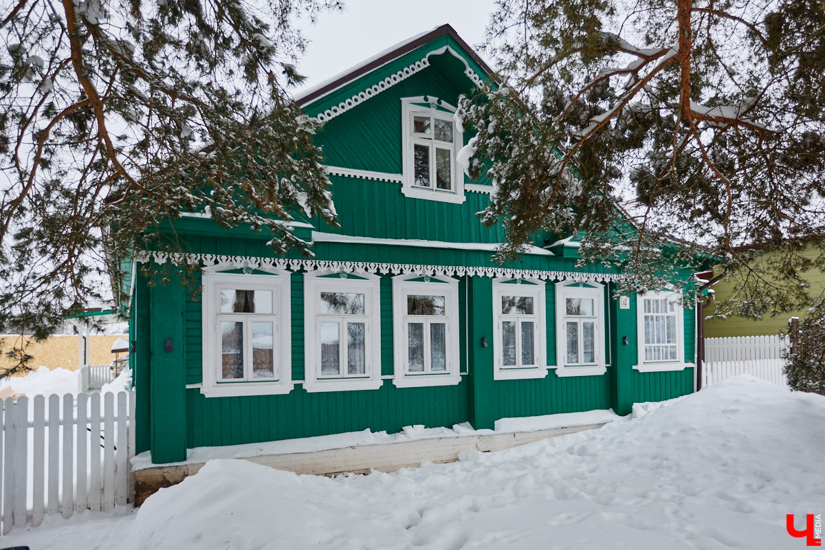Дома Суздаля — отдельный вид искусства. В числе уникальных жилых зданий есть даже целая киноколлекция «Тарковский». Внучатая племянница режиссера Сергея Герасимова запустила в древнем городе проект, посвященный творчеству Андрея Арсеньевича. «Ключ-Медиа» удалось заглянуть в одно из трех строений — избу «Ностальгия».