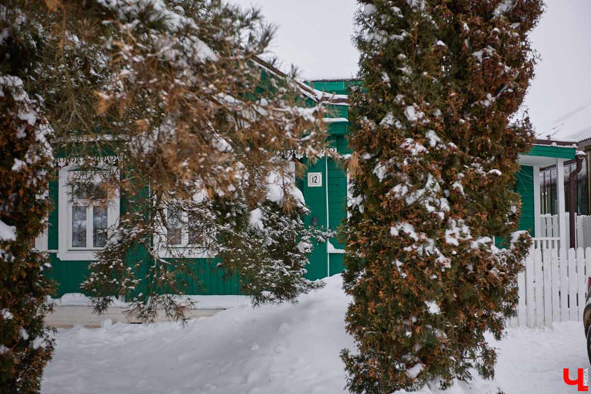 Дома Суздаля — отдельный вид искусства. В числе уникальных жилых зданий есть даже целая киноколлекция «Тарковский». Внучатая племянница режиссера Сергея Герасимова запустила в древнем городе проект, посвященный творчеству Андрея Арсеньевича. «Ключ-Медиа» удалось заглянуть в одно из трех строений — избу «Ностальгия».