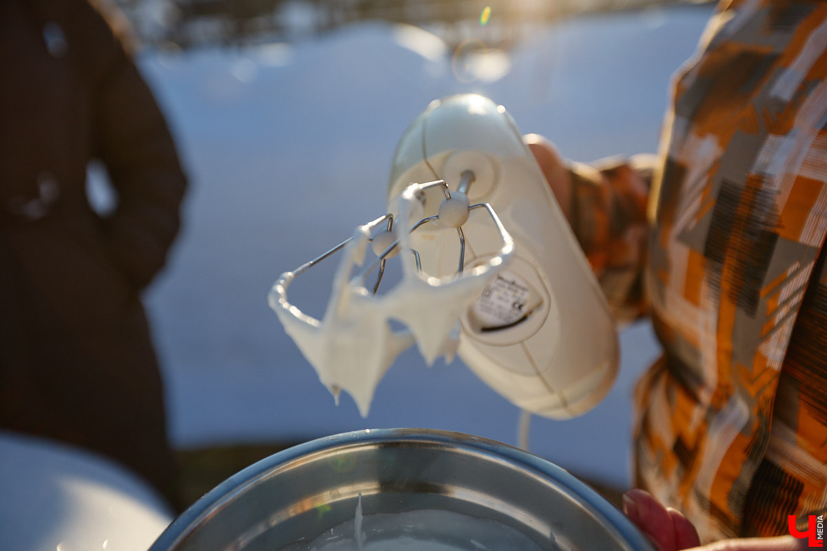 Сильные морозы не повод грустить! Куда лучше выйти на улицу и… приготовить мороженое на снегу! Когда еще такое удастся? Повторили вкусный тренд в гостях у Галины Кошевец.