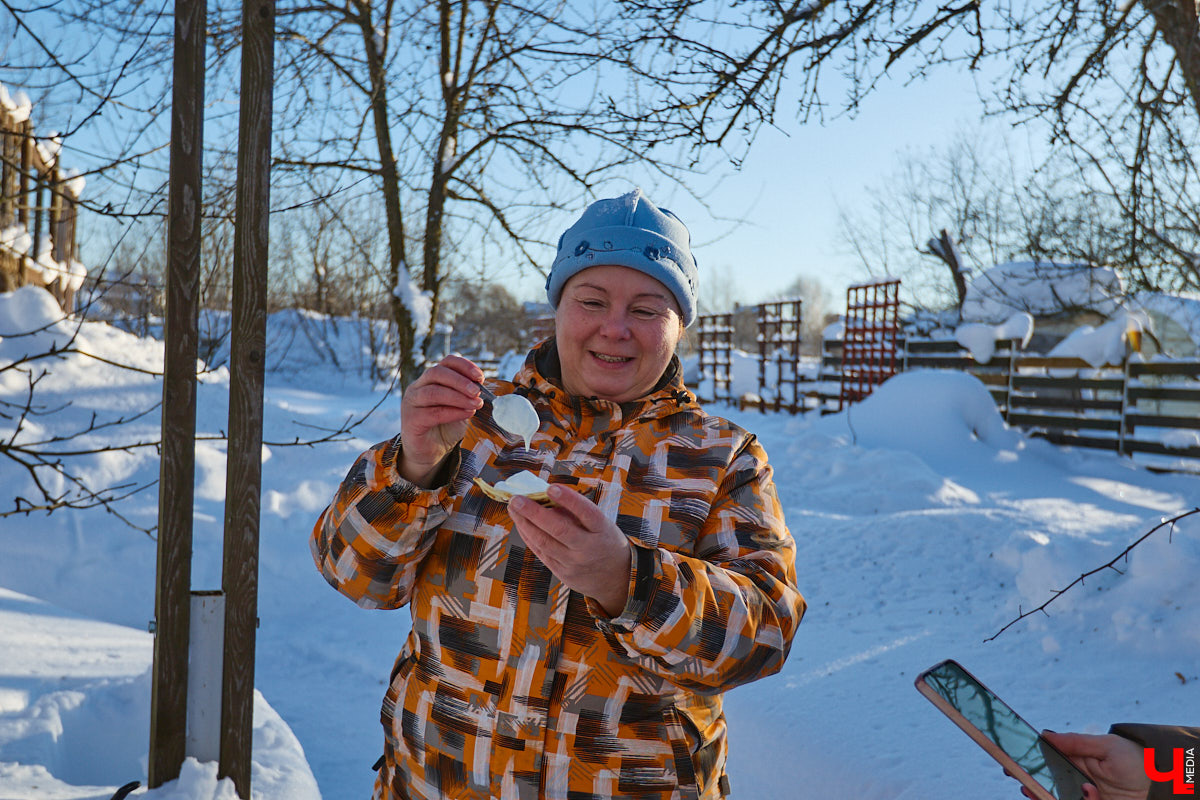 Сильные морозы не повод грустить! Куда лучше выйти на улицу и… приготовить мороженое на снегу! Когда еще такое удастся? Повторили вкусный тренд в гостях у Галины Кошевец.