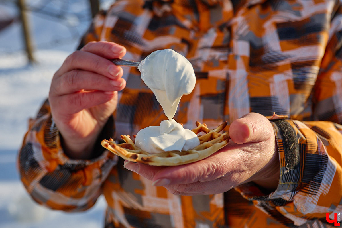 Сильные морозы не повод грустить! Куда лучше выйти на улицу и… приготовить мороженое на снегу! Когда еще такое удастся? Повторили вкусный тренд в гостях у Галины Кошевец.