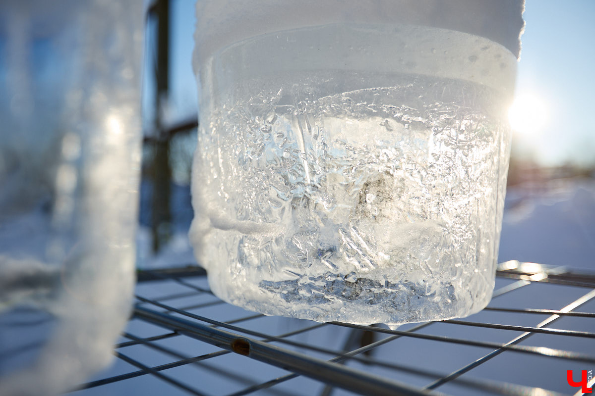 Сильные морозы не повод грустить! Куда лучше выйти на улицу и… приготовить мороженое на снегу! Когда еще такое удастся? Повторили вкусный тренд в гостях у Галины Кошевец.