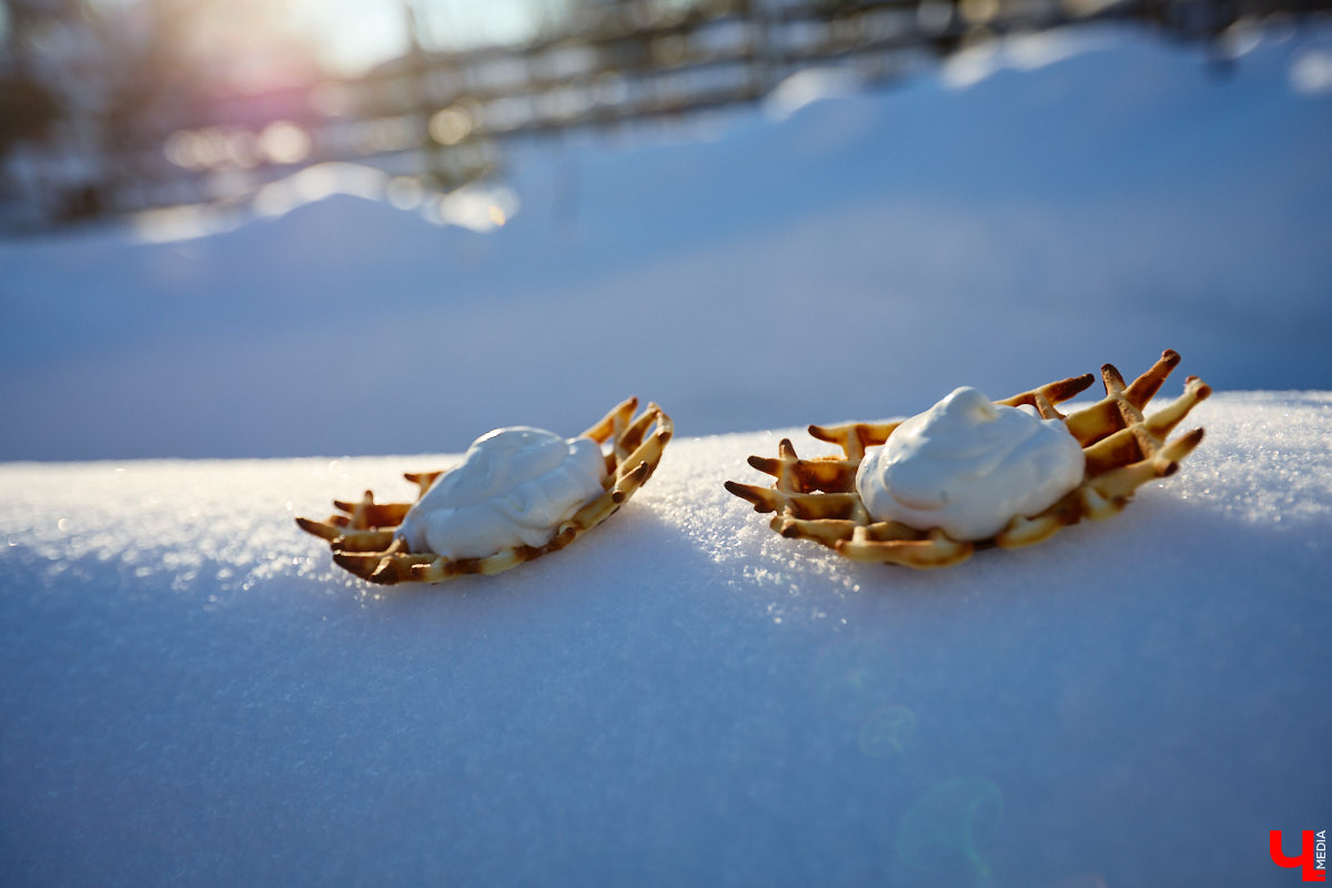 Сильные морозы не повод грустить! Куда лучше выйти на улицу и… приготовить мороженое на снегу! Когда еще такое удастся? Повторили вкусный тренд в гостях у Галины Кошевец.