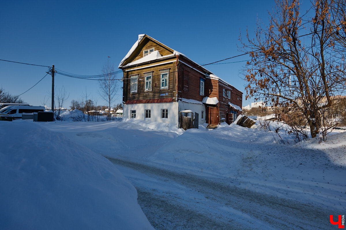 В нулевых улица Передний Боровок была плотно застроена частной недвижимостью. Пусть и небольшая, она насчитывала порядка 14 домиков. Один из них, под номером 10, принадлежал прапрадеду Анны Ефимовой. Сейчас строению почти 130 лет, и оно чудом уцелело при строительстве Лыбедской магистрали.