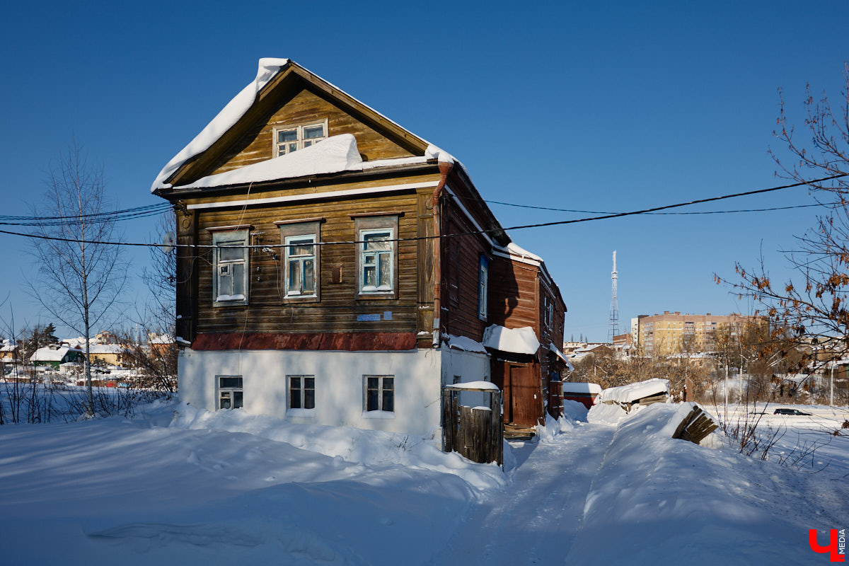 В нулевых улица Передний Боровок была плотно застроена частной недвижимостью. Пусть и небольшая, она насчитывала порядка 14 домиков. Один из них, под номером 10, принадлежал прапрадеду Анны Ефимовой. Сейчас строению почти 130 лет, и оно чудом уцелело при строительстве Лыбедской магистрали.