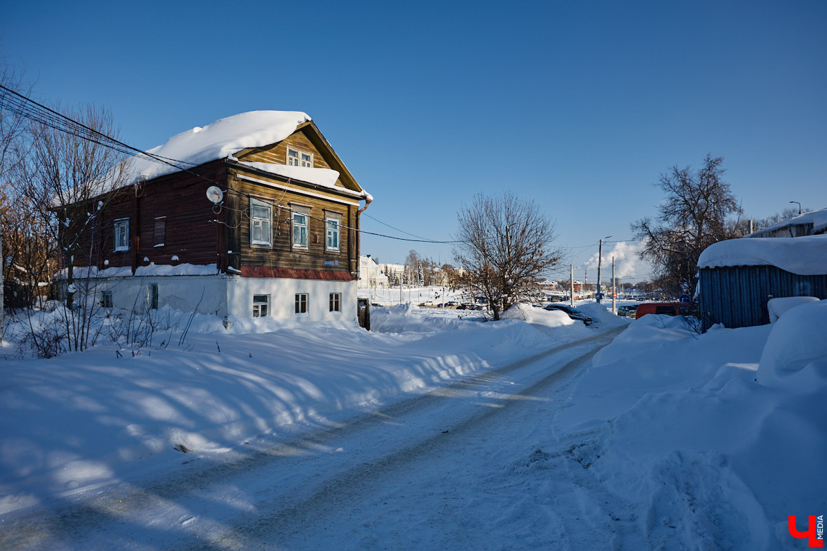 В нулевых улица Передний Боровок была плотно застроена частной недвижимостью. Пусть и небольшая, она насчитывала порядка 14 домиков. Один из них, под номером 10, принадлежал прапрадеду Анны Ефимовой. Сейчас строению почти 130 лет, и оно чудом уцелело при строительстве Лыбедской магистрали.