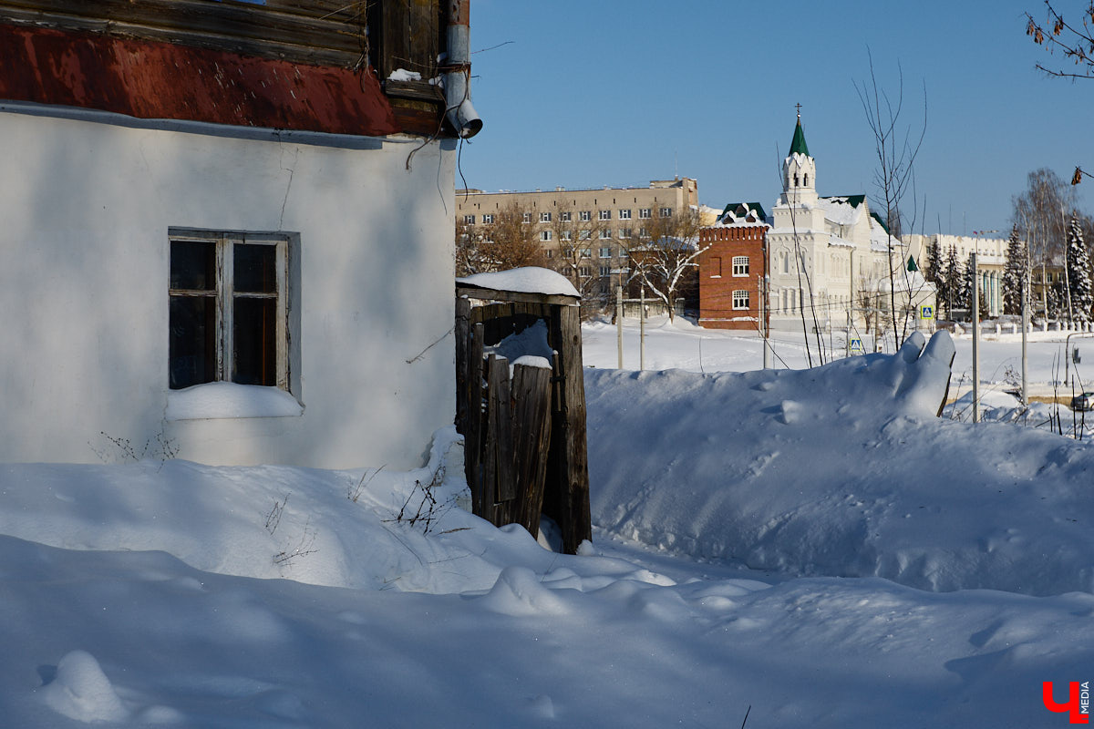 В нулевых улица Передний Боровок была плотно застроена частной недвижимостью. Пусть и небольшая, она насчитывала порядка 14 домиков. Один из них, под номером 10, принадлежал прапрадеду Анны Ефимовой. Сейчас строению почти 130 лет, и оно чудом уцелело при строительстве Лыбедской магистрали.