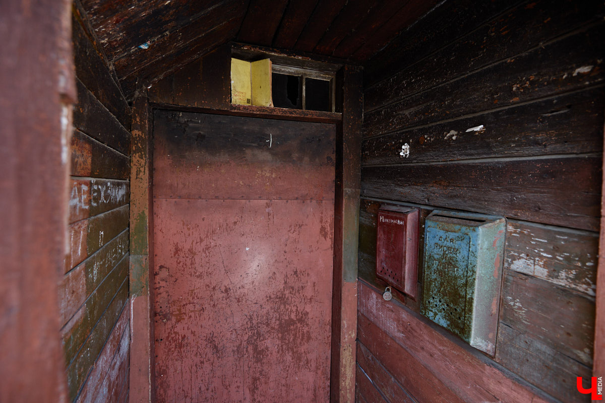 В нулевых улица Передний Боровок была плотно застроена частной недвижимостью. Пусть и небольшая, она насчитывала порядка 14 домиков. Один из них, под номером 10, принадлежал прапрадеду Анны Ефимовой. Сейчас строению почти 130 лет, и оно чудом уцелело при строительстве Лыбедской магистрали.