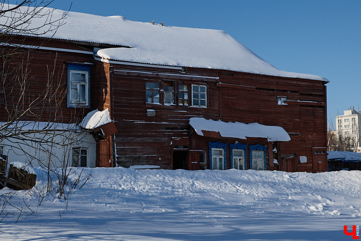 В нулевых улица Передний Боровок была плотно застроена частной недвижимостью. Пусть и небольшая, она насчитывала порядка 14 домиков. Один из них, под номером 10, принадлежал прапрадеду Анны Ефимовой. Сейчас строению почти 130 лет, и оно чудом уцелело при строительстве Лыбедской магистрали.