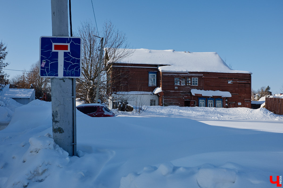 В нулевых улица Передний Боровок была плотно застроена частной недвижимостью. Пусть и небольшая, она насчитывала порядка 14 домиков. Один из них, под номером 10, принадлежал прапрадеду Анны Ефимовой. Сейчас строению почти 130 лет, и оно чудом уцелело при строительстве Лыбедской магистрали.