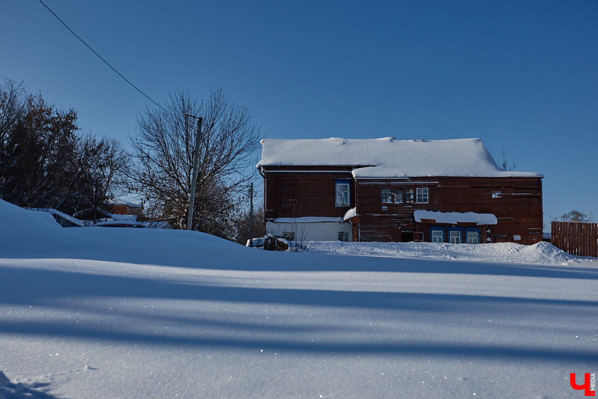В нулевых улица Передний Боровок была плотно застроена частной недвижимостью. Пусть и небольшая, она насчитывала порядка 14 домиков. Один из них, под номером 10, принадлежал прапрадеду Анны Ефимовой. Сейчас строению почти 130 лет, и оно чудом уцелело при строительстве Лыбедской магистрали.