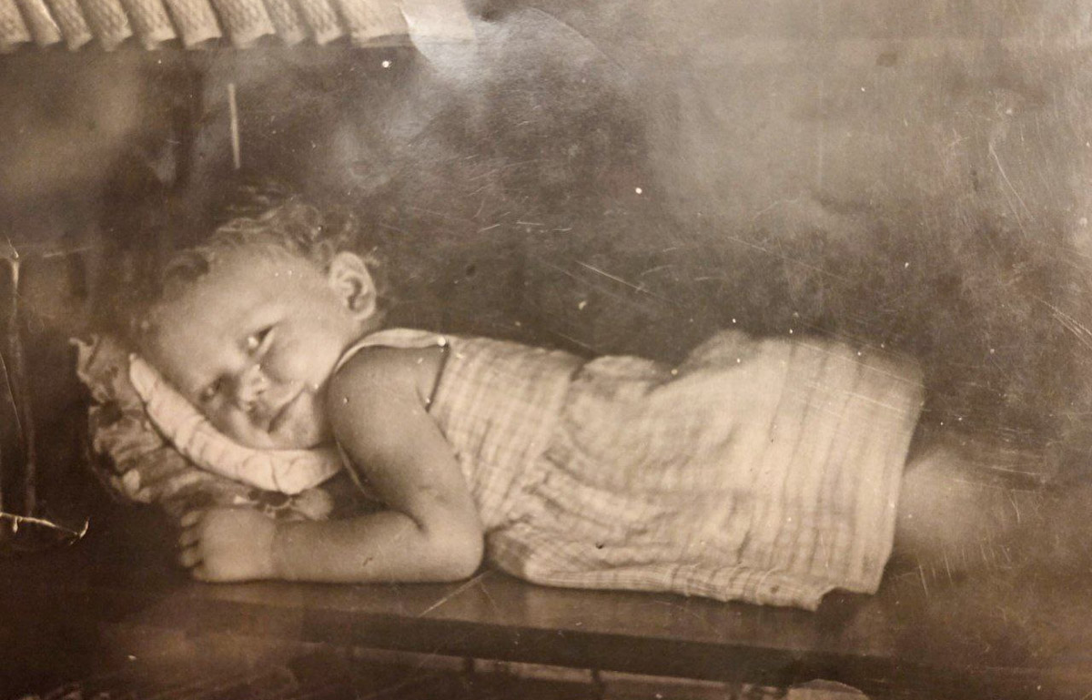 В нулевых улица Передний Боровок была плотно застроена частной недвижимостью. Пусть и небольшая, она насчитывала порядка 14 домиков. Один из них, под номером 10, принадлежал прапрадеду Анны Ефимовой. Сейчас строению почти 130 лет, и оно чудом уцелело при строительстве Лыбедской магистрали.