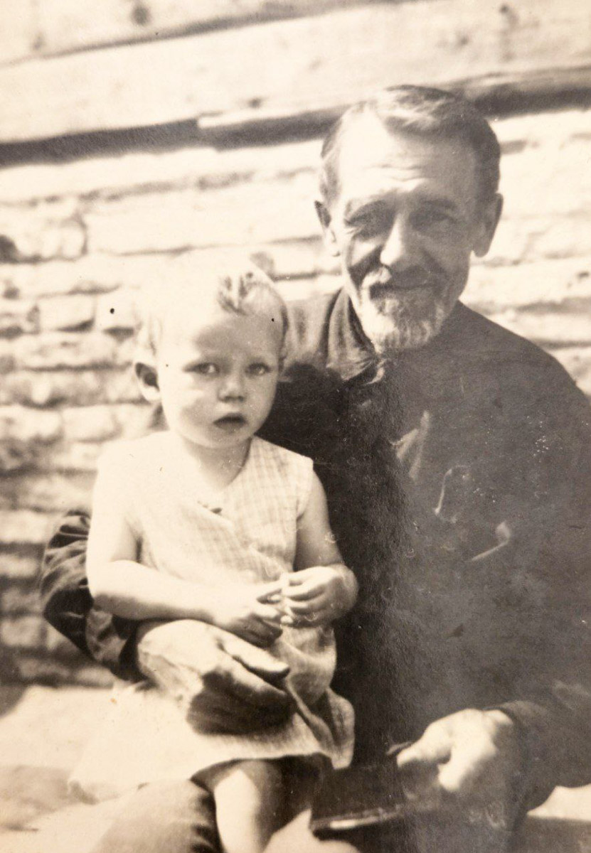 В нулевых улица Передний Боровок была плотно застроена частной недвижимостью. Пусть и небольшая, она насчитывала порядка 14 домиков. Один из них, под номером 10, принадлежал прапрадеду Анны Ефимовой. Сейчас строению почти 130 лет, и оно чудом уцелело при строительстве Лыбедской магистрали.