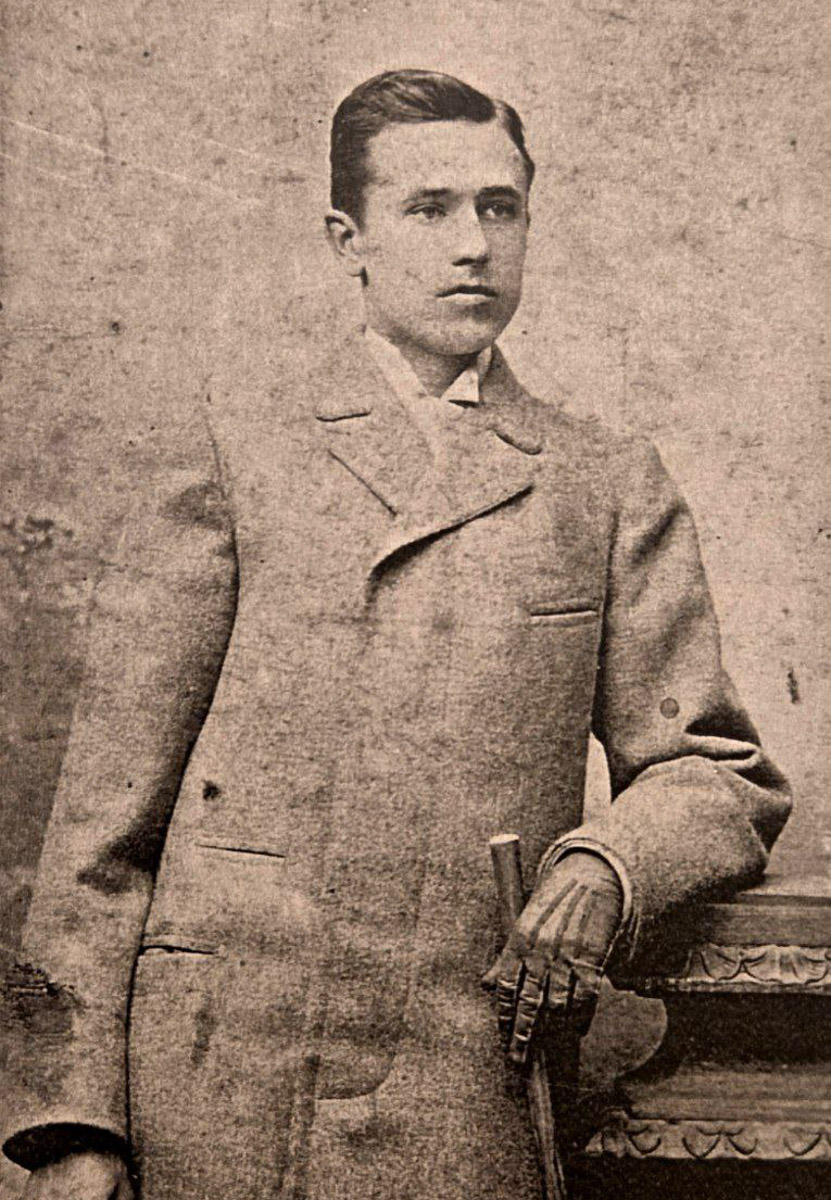 В нулевых улица Передний Боровок была плотно застроена частной недвижимостью. Пусть и небольшая, она насчитывала порядка 14 домиков. Один из них, под номером 10, принадлежал прапрадеду Анны Ефимовой. Сейчас строению почти 130 лет, и оно чудом уцелело при строительстве Лыбедской магистрали.