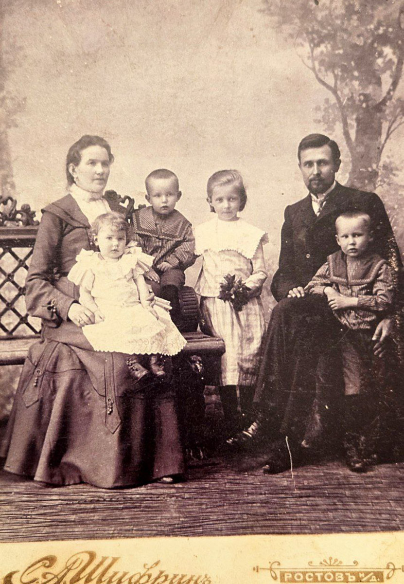 В нулевых улица Передний Боровок была плотно застроена частной недвижимостью. Пусть и небольшая, она насчитывала порядка 14 домиков. Один из них, под номером 10, принадлежал прапрадеду Анны Ефимовой. Сейчас строению почти 130 лет, и оно чудом уцелело при строительстве Лыбедской магистрали.