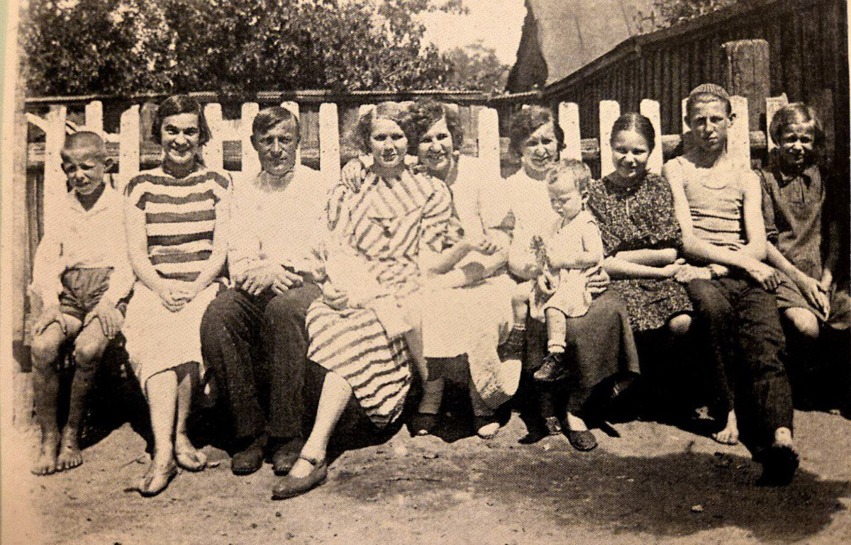 В нулевых улица Передний Боровок была плотно застроена частной недвижимостью. Пусть и небольшая, она насчитывала порядка 14 домиков. Один из них, под номером 10, принадлежал прапрадеду Анны Ефимовой. Сейчас строению почти 130 лет, и оно чудом уцелело при строительстве Лыбедской магистрали.