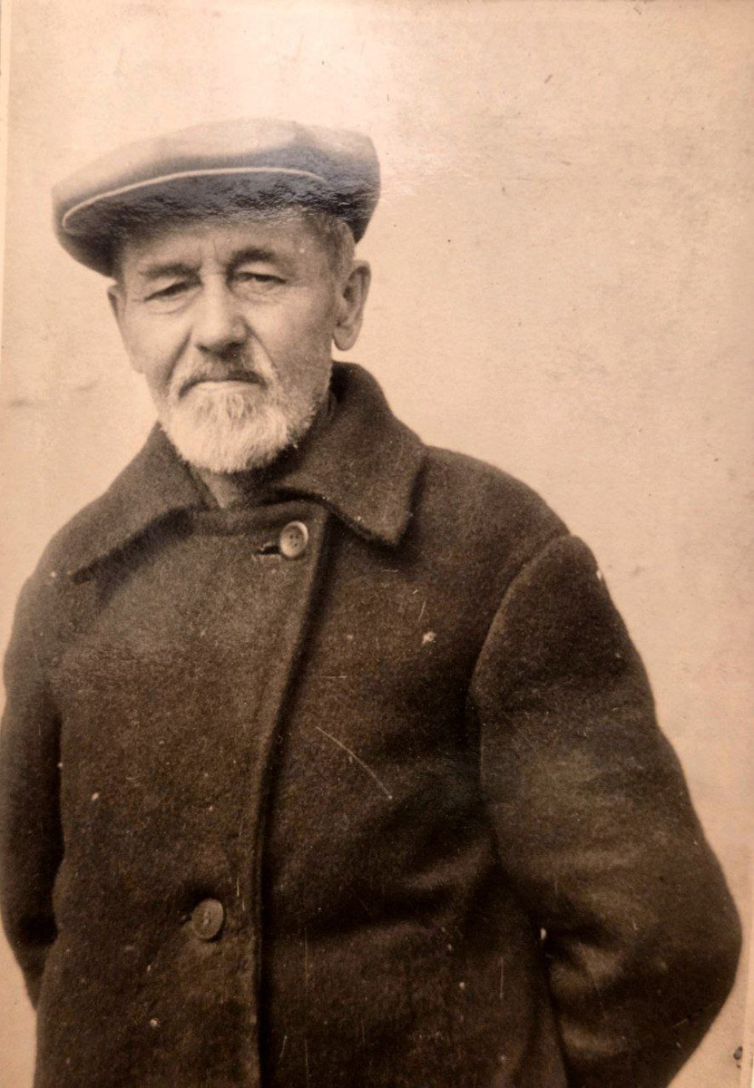 В нулевых улица Передний Боровок была плотно застроена частной недвижимостью. Пусть и небольшая, она насчитывала порядка 14 домиков. Один из них, под номером 10, принадлежал прапрадеду Анны Ефимовой. Сейчас строению почти 130 лет, и оно чудом уцелело при строительстве Лыбедской магистрали.