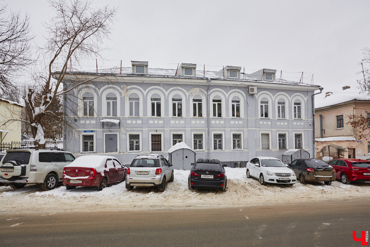 В нулевых улица Передний Боровок была плотно застроена частной недвижимостью. Пусть и небольшая, она насчитывала порядка 14 домиков. Один из них, под номером 10, принадлежал прапрадеду Анны Ефимовой. Сейчас строению почти 130 лет, и оно чудом уцелело при строительстве Лыбедской магистрали.