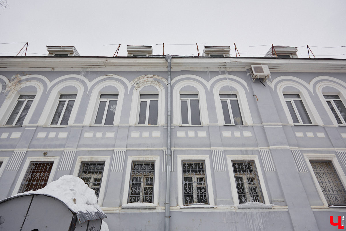 В нулевых улица Передний Боровок была плотно застроена частной недвижимостью. Пусть и небольшая, она насчитывала порядка 14 домиков. Один из них, под номером 10, принадлежал прапрадеду Анны Ефимовой. Сейчас строению почти 130 лет, и оно чудом уцелело при строительстве Лыбедской магистрали.