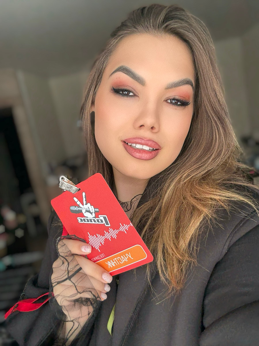 14-й сезон шоу взрослого «Голоса» стартовал 23 января, а значит, певцы со всей страны получили шанс пройти «слепые прослушивания» и побороться за победу в проекте. В их ряду оказалась 25-летняя Юлия Галкина из Владимира. Девушка в творчестве не новичок, поэтому показала всё, на что способна. И не зря, ведь ее выбрали сразу три наставника!